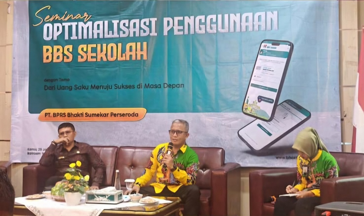 FOKUS: Direktur Utama PT BPRS Bhakti Sumekar (Perseroda) Hairil Fajar (tengah) saat menyampaikan materi dalam seminar optimalisasi penggunaan BBS Sekolah.