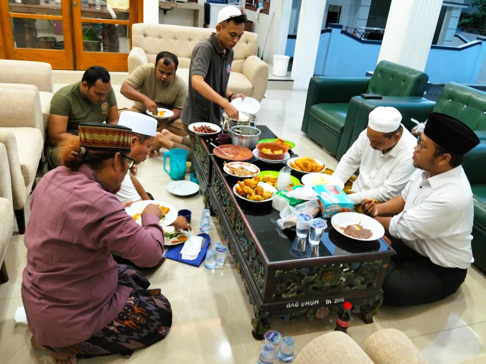 GUYUB: Wabup Sampang Ahmad Mahfudz buka bersama dengan tamu, ajudan, dan satpam yang bertugas di rumah dinas Wabup, Jumat (20/2).