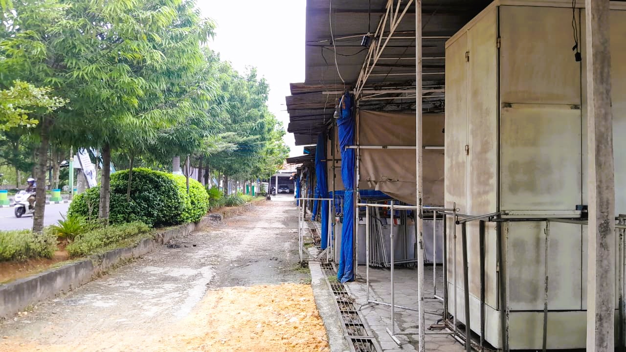 LENGANG: Kios PKL Konfeksi sentra PKL Eks PJKA di Jalan Trunojoyo, Pamekasan, tutup, Senin (23/2).
