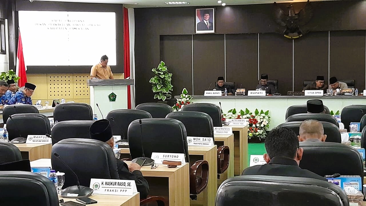 CATATAN KRITIS: Suasana sidang paripurna DPRD Pamekasan dengan agenda PU fraksi terkait empat raperda usulan eksekutif digelar di kantor dewan, Rabu (18/2).
