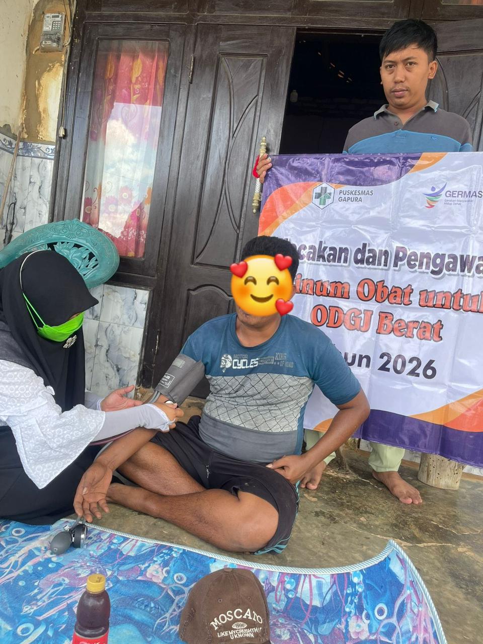 KONSISTEN: Tenaga medis Puskesmas Gapura saat mengecek pasien ODGJ di Desa Banjar Barat pada Rabu (18/2).