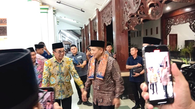 SINERGI: Bupati Pamekasan KH Kholilurrahman menerima kunjungan Menkop RI Ferry Juliantono di Peringgitan Dalam Pendopo Ronggosukowati, Sabtu (21/2). (M. KHOLIL RAMLI/JPRM)