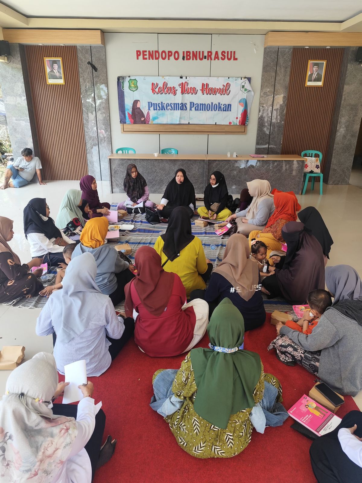 TURUN LANGSUNG: Tim medis Puskesmas Pamolokan saat melakukan kegiatan kelas ibu hamil di Poskesdes Desa Pabian pada Rabu (18/2).