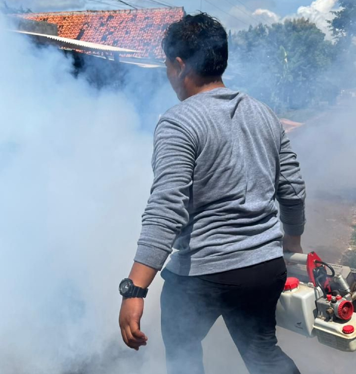 MAKSIMAL: Tim Puskesmas Talango saat melakukan fogging di Desa Poteran pada Rabu (18/2).
