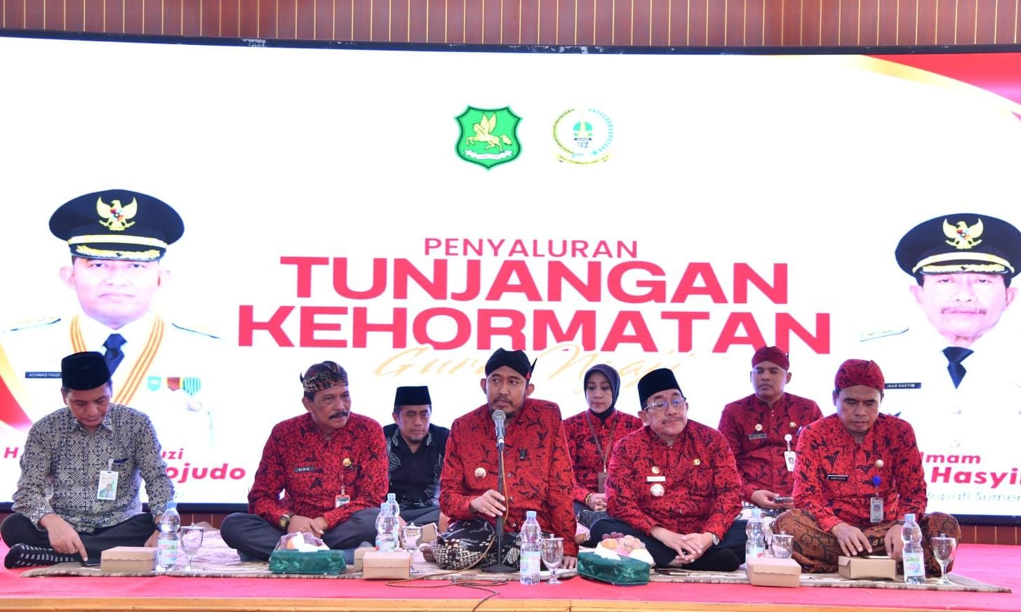 KONSISTEN: Bupati Achmad Fauzi Wongsojudo (tengah) bersama Wabup KH Imam Hasyim dan jajaran lainnya saat hadir dalam kegiatan penyerahan bantuan terhadap guru ngaji di Pendopo Agung Keraton Sumenep