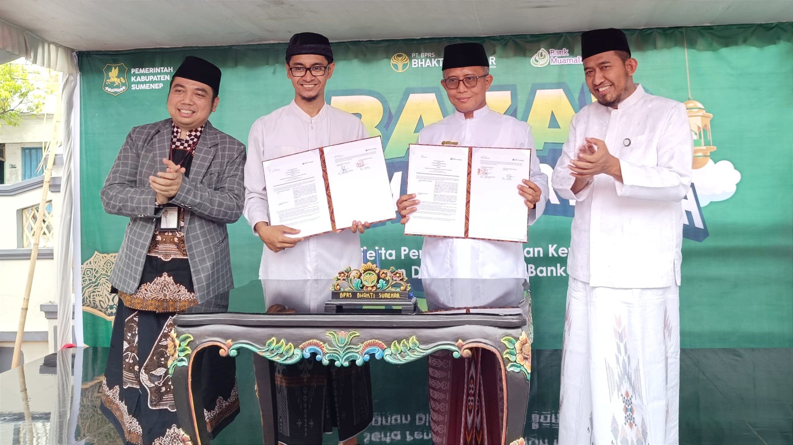 KOMPAK: Direktur Utama PT BPRS Bhakti Sumekar (Perseroda) Hairil Fajar saat melakukan perjanjian kerja sama dengan Bank Muamalat Indoensia di kantor pusat BPRS Sumenep.