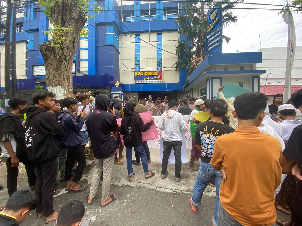 RAMAI: Massa memadati KPPBC TMP C Madura, Senin (23/2).