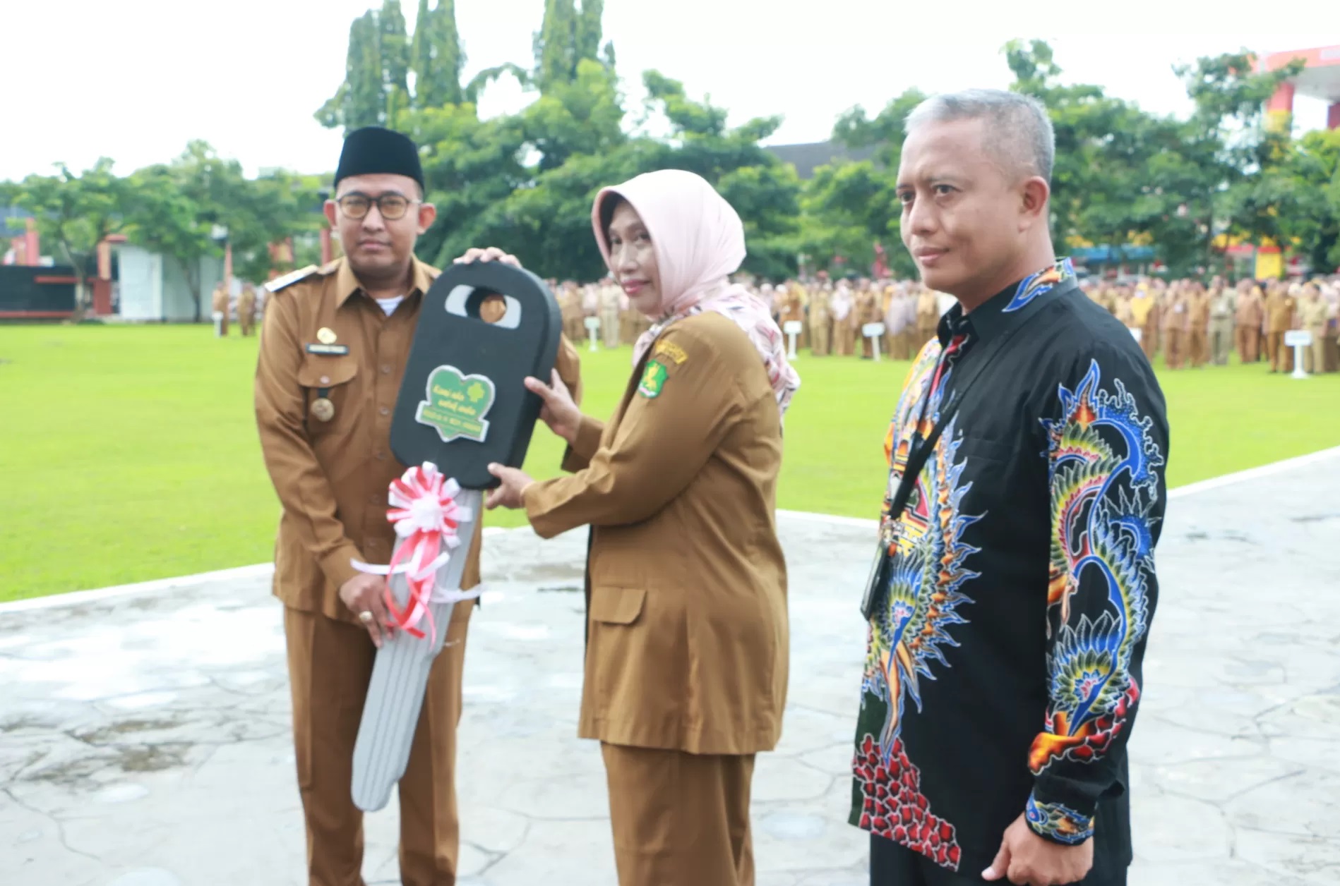 RESMI: Bupati Sumenep Achmad Fauzi Wongsojudo memberikan kunci mobil La Sehat kepada Direktur RSUD dr. H. Moh. Anwar Sumenep dr. Erliyati di halaman Pemkab Sumenep.