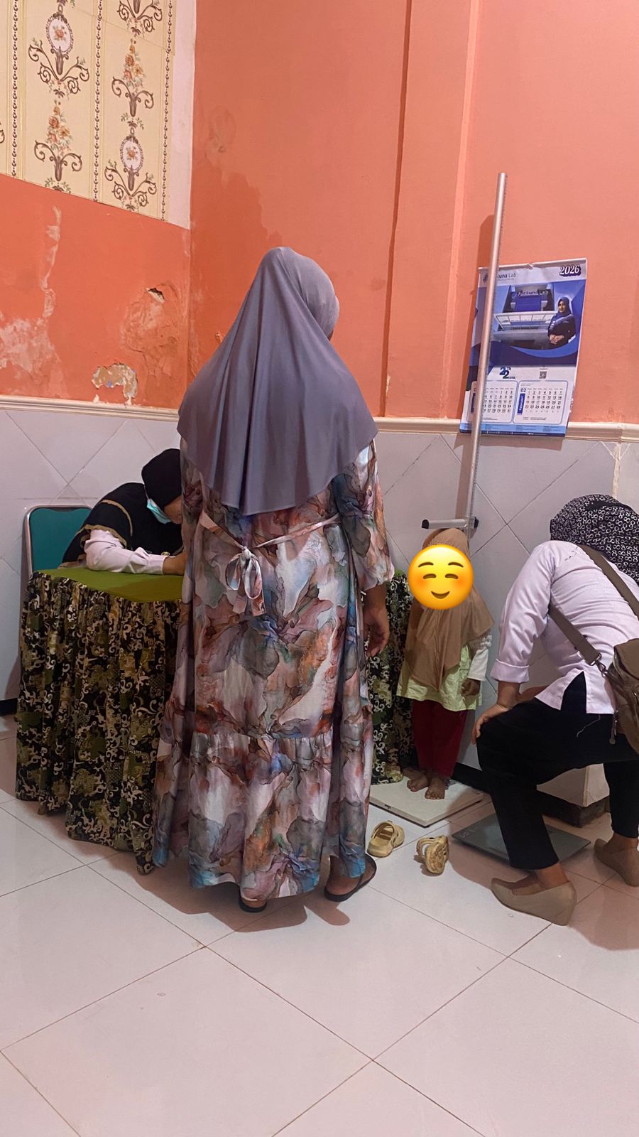 FOKUS: Petugas Puskesmas Dasuk saat melakukan pemeriksaan pada balita.