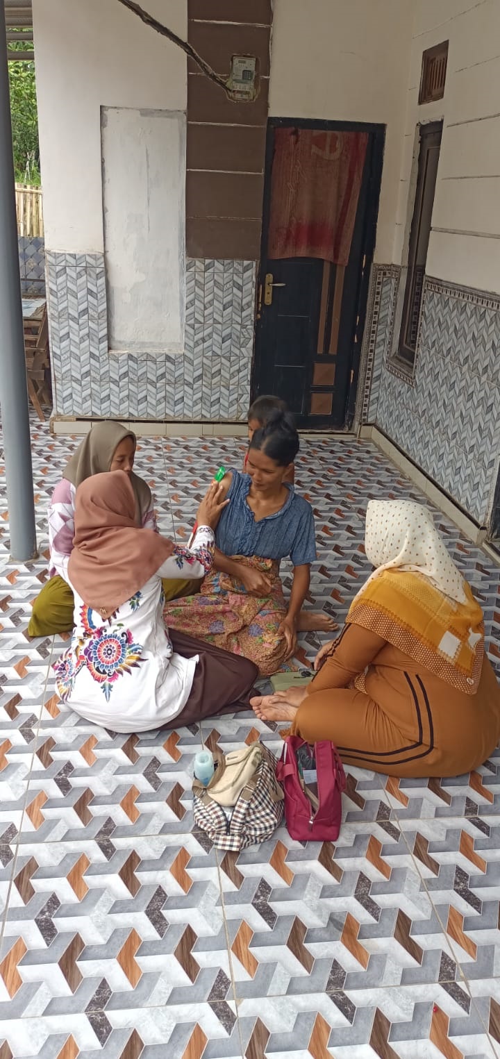 PEDULI: Petugas Puskesmas Legung saat melakukan pemeriksaan langsung pada masyarakat.