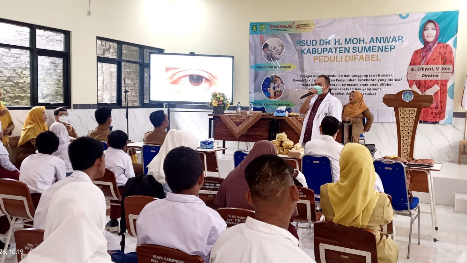 FOKUS: Dokter Spesialis Mata RSUDMA Sumenep dr. Ferdian Yedaksukma (pakai masker) saat menyampaikan materi kepada penyandang disabilitas di SLB Saronggi.