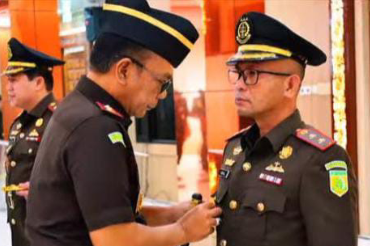 AMANAH BARU: Kajati Jatim Agus Sahat saat melantik Kajari Sampang Mochammad Iqbal di kantor Kejati Jatim, Senin (23/2).