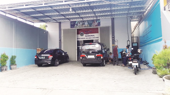 TIDAK BERIZIN BANGUNAN: Sejumlah karyawan sedang mengecek kondisi kendaraan di SPPG Garuda Jaya Abadi di Jalan Ghazali Pamekasan, Rabu (25/2). (M. KHOLIL RAMLI/JPRM)
