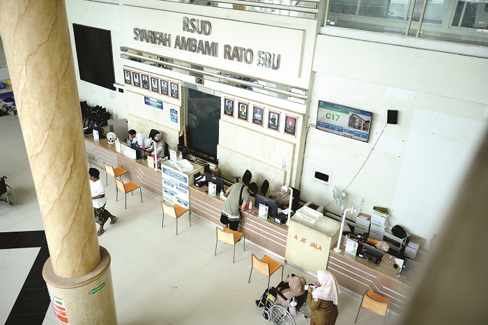 LAYANI PESERTA JKN: Warga berada di ruang lobi RSUD Syamrabu, Selasa (10/2). (VIVIN AGUSTIN HARTONO/JPRM)