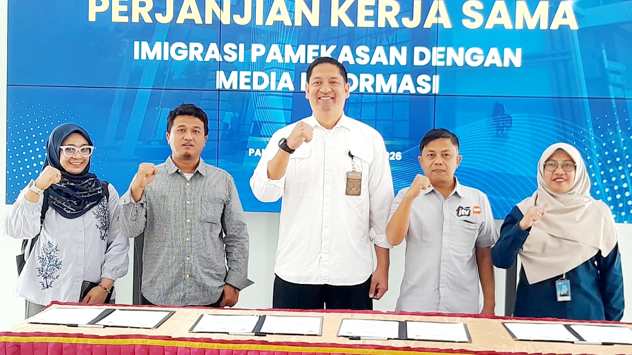 BERSINERGI: Kepala Kantor Imigrasi Kelas II Non TPI Pamekasan Ahmad Muttaqin berfoto bersama pewakilan perusahaan pers Selasa (24/2). (M. KHOLIL RAMLI/JPRM)