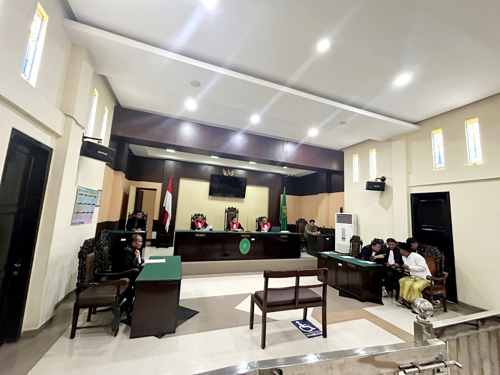 MEJA HIJAU: Terdakwa Mad Jari mengikuti sidang dakwaan didampingi PH-nya di ruang sidang Pengadilan Negeri Sampang Selasa (24/2). (UBAIDILLAHIR RAIE/JPRM)