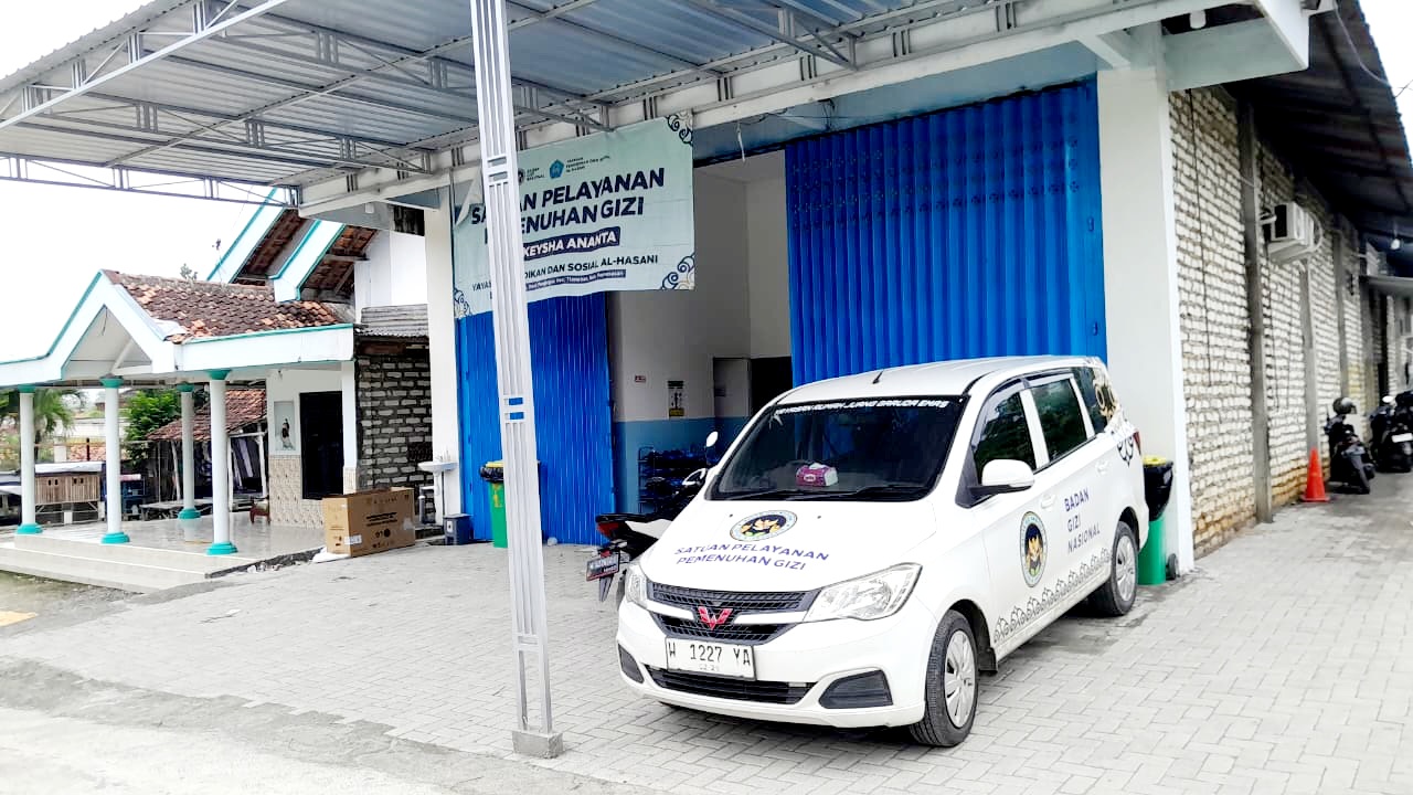 TAK TAAT REGULASI: Pekerja berada di SPPG Keysha Ananta, Yayasan Pendidikan Sosial Al-Hasani di Dusun Glagga, Panglegur, Tlanakan, Pamekasan, Selasa (24/2). (M. KHOLIL RAMLI/JPRM)