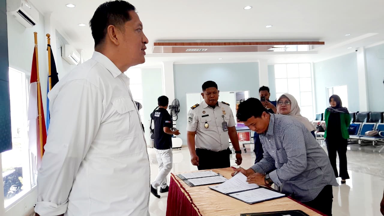KOMITMEN: Kepala JPRM Biro Pamekasan Dafir menandatangani PKS di Kantor Imigrasi Kelas II Non TPI Pamekasan, Selasa (24/2). (M. KHOLIL RAMLI/JPRM)
