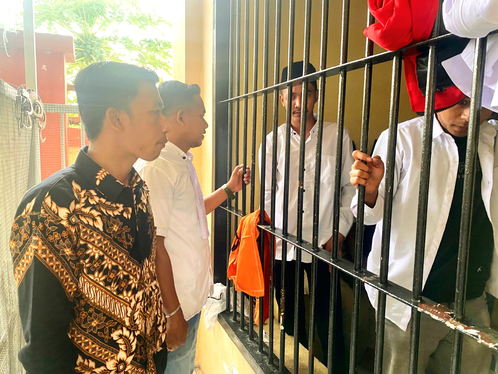TERHALANG SEL: Penasihat hukum terdakwa berbincang usai sidang tuntutan di Pengadilan Negeri Pamekasan, Senin (23/2). (MOH. IQBAL AFGANI/JPRM)