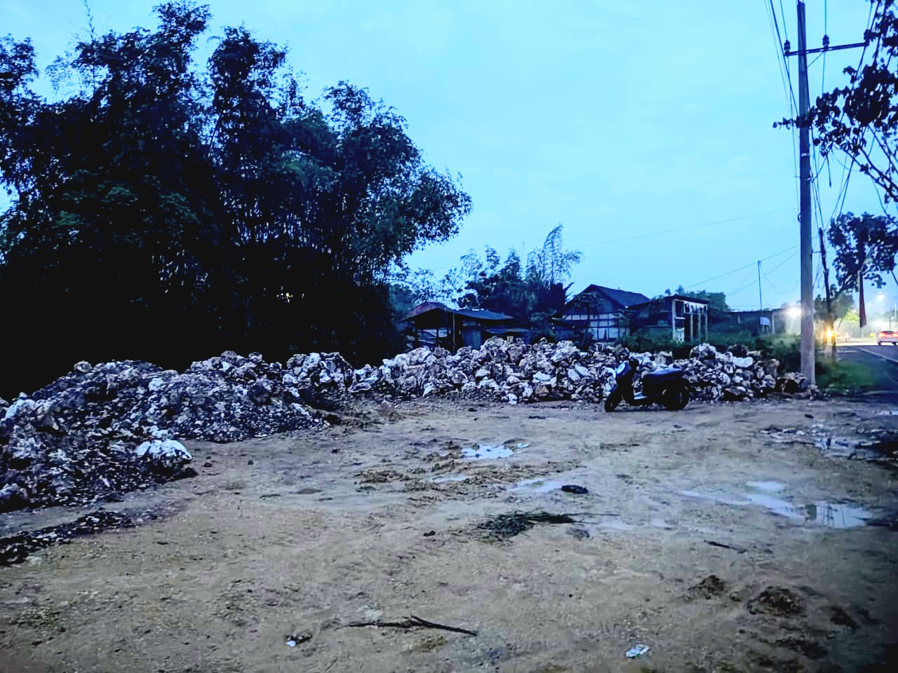BERLANJUT: Aktivitas pembangunan di area objek lahan yang dilaporkan di Desa Dumajah, Kecamatan Tanah Merah, Bangkalan, dibiarkan Selasa (24/2). (ISTIMEWA)
