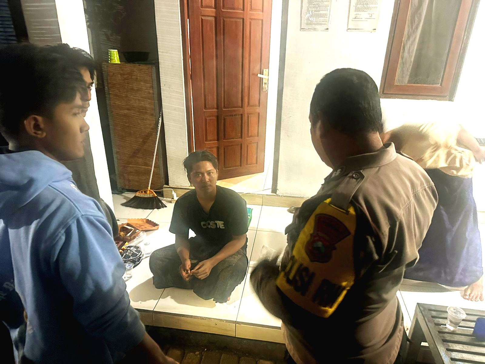 TAHAP PEMULIHAN: Polisi mendatangi rumah korban penganiayaan di Desa Gili Timur, Kamal, Bangkalan, Senin (23/2). (HUMAS POLRES BANGKALAN UNTUK JPRM)