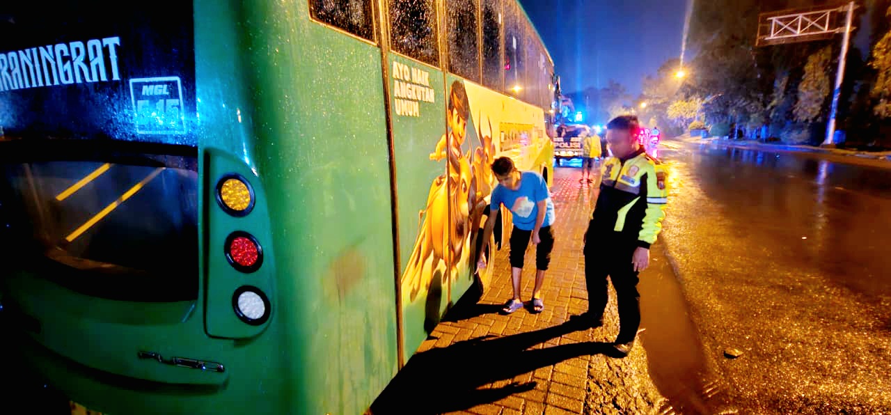 TERLIBAT LAKA: Polisi mengecek bus Trans Jatim usai terlibat laka lantas di Jalan Soekarno-Hatta, Bangkalan, Senin (23/2) sekitar pukul 22.00. (SATLANTAS POLRES BANGKALAN UNTUK JPRM)