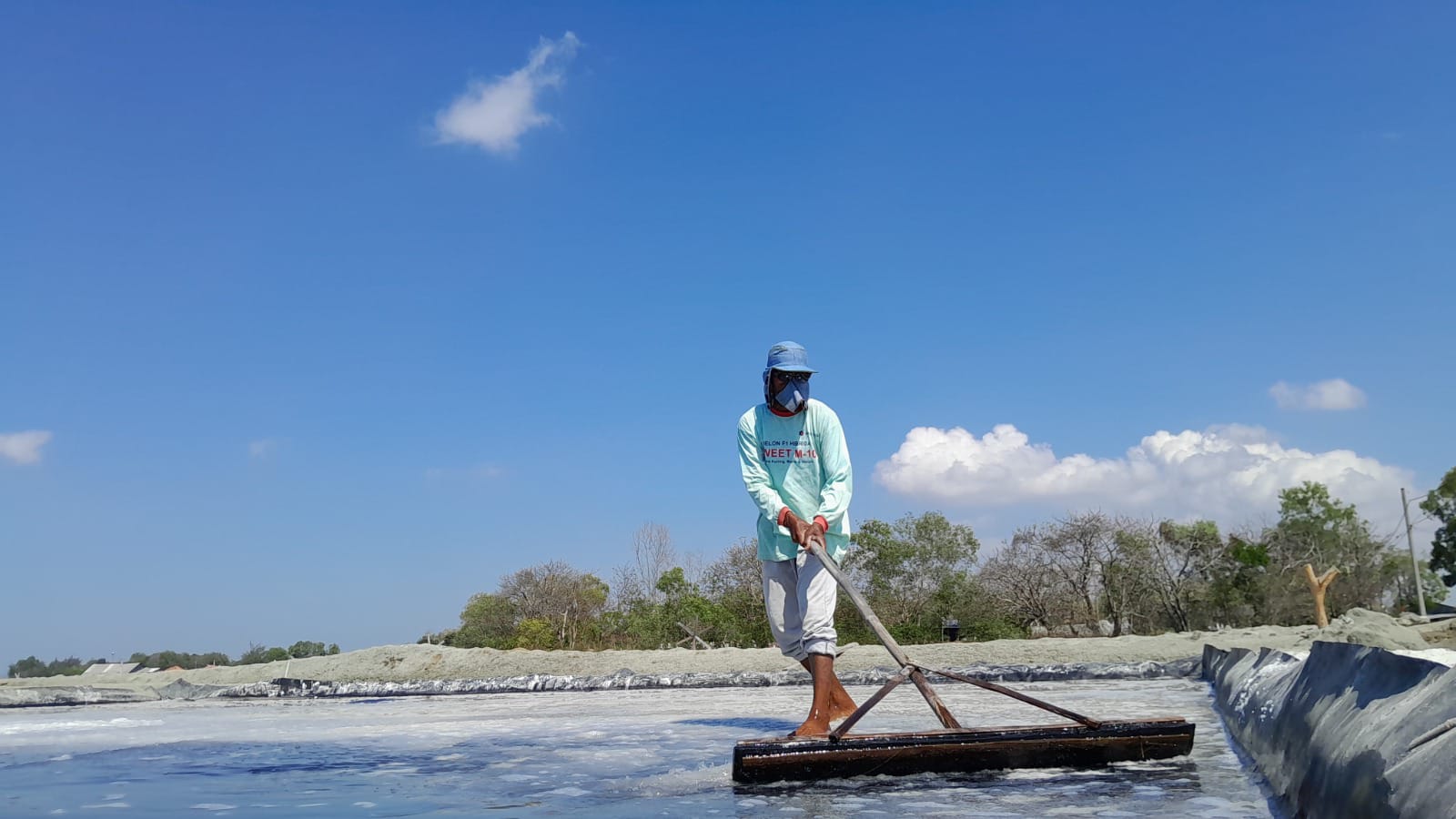 POTENSI DAERAH: Petani garam di Desa Lembung, Kecamatan Galis, Pamekasan, membersihkan geomembran sehabis panen, Rabu (3/9/2025).