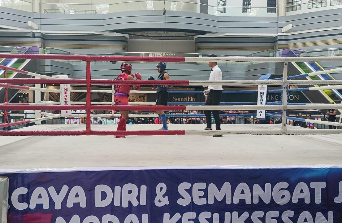 BERJUANG: Atlet Pamekasan mengikuti Kejurprov Open Muay Thai K1 SLC Cup 2026 di Surabaya, Minggu (25/1).