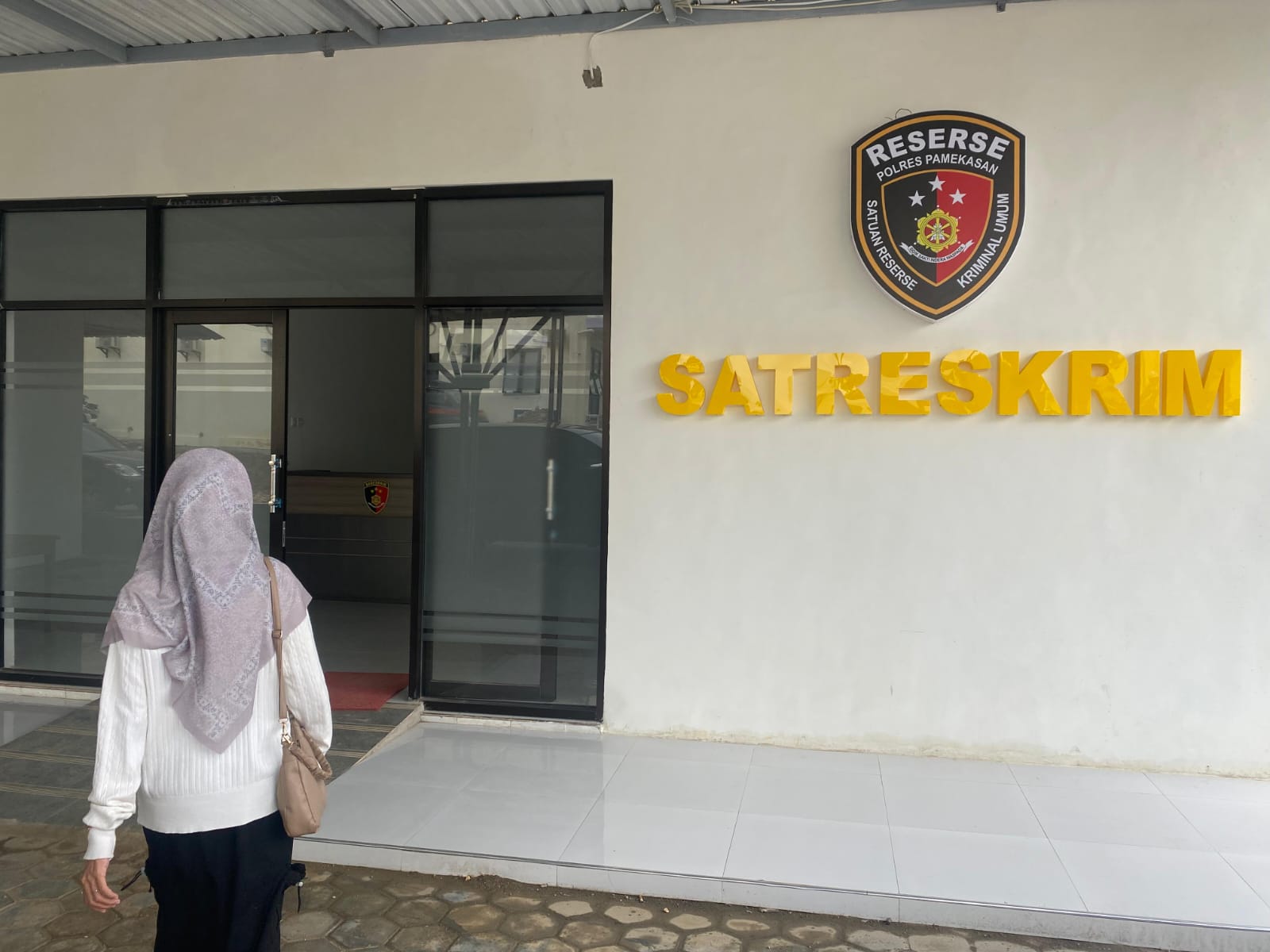 CARI KEADILAN: Korban dugaan asusila oknum lora membuat laporan ke Polres Pamekasan, Senin (23/2).
