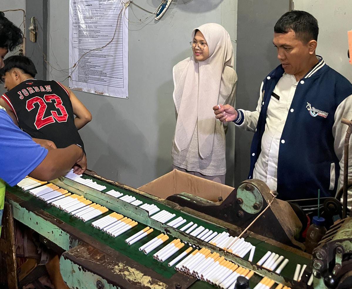 PRODUKSI: Muhammad Irwan Ferdiawan (jaket biru) saat melihat hasil produksi SKM di salah satu PR di Camplong beberapa waktu lalu.