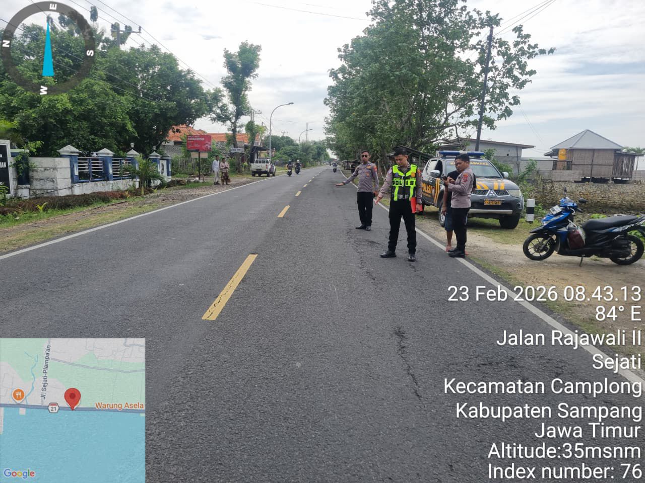 CEK TKP: Anggota Satlantas Polres Sampang melakukan olah TKP di Jalan Raya Slabayan, Desa Sejati, Kecamatan Camplong, Sampang, Senin (23/2).