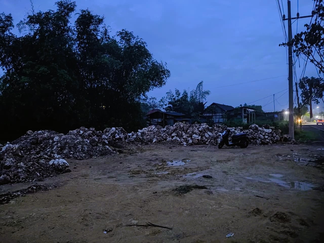 BERLANJUT: Aktivitas pembangunan di area objek lahan yang dilaporkan di Desa Dumajah, Kecamatan Tanah Merah, dibiarkan, Selasa (24/2).