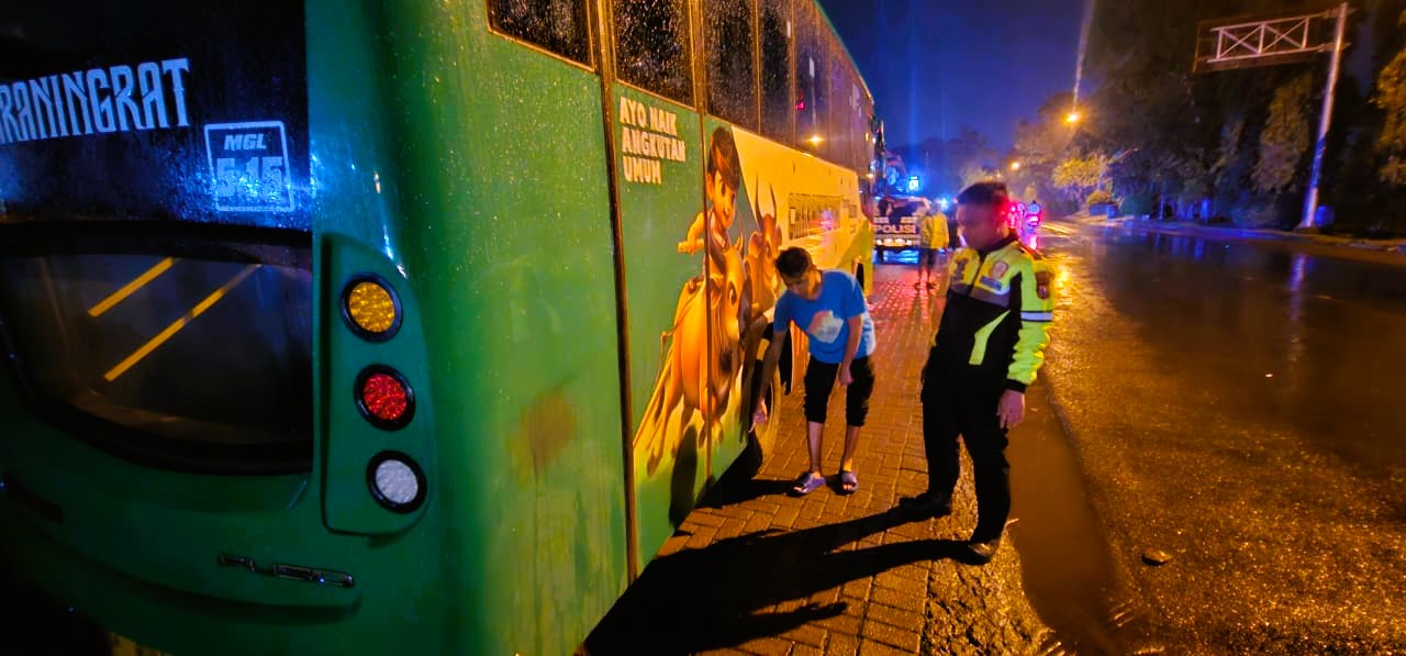 TERLIBAT LAKA: Polisi mengecek bus Trans Jatim usai terlibat kecelakaan lalu lintas (laka lantas) di Jalan Soekarno-Hatta, Senin (23/2) sekitar pukul 22.00.