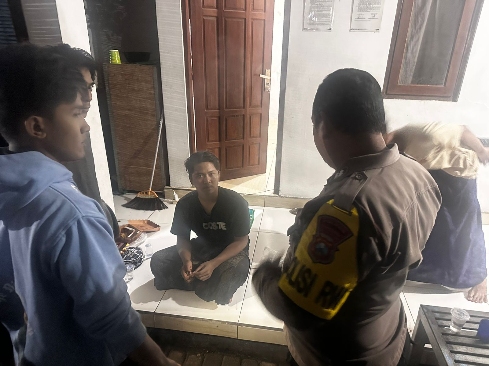 TAHAP PEMULIHAN: Polisi mendatangi rumah korban penganiayaan di Desa Gili Timur, Kecamatan Kamal, Senin (23/2).  