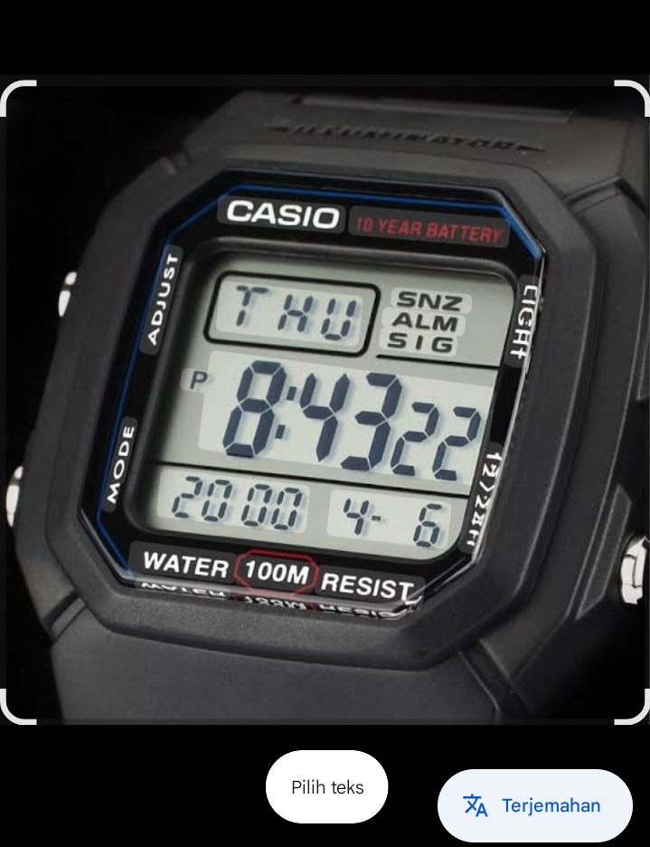 Casio W-800HD-1AV mengusung bodi dengan aksen tegas dan tali berbahan resin bernuansa metalik.
