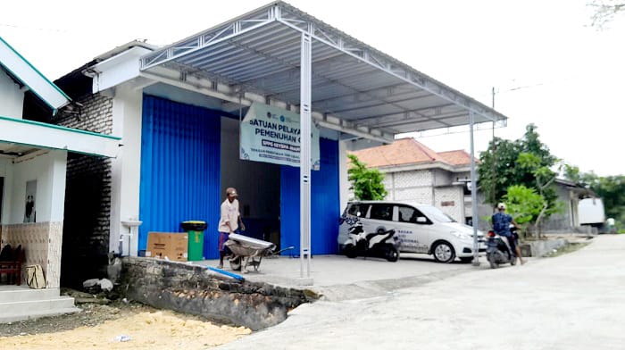 TAK TAAT REGULASI: Pekerja sedang berada di SPPG Keysha Ananta, Yayasan Pendidikan Sosial Al-Hasani di Dusun Glagga, Desa Panglegur, Tlanakan, Pamekasan, Selasa (24/2). (M. KHOLIL RAMLI/JPRM)