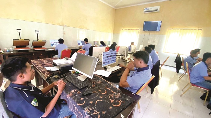 FOKUS: Peserta desain grafis sedang mengikuti pelatihan di BLK Sampang, Senin (23/2). (AYU LATIFAH/JPRM)