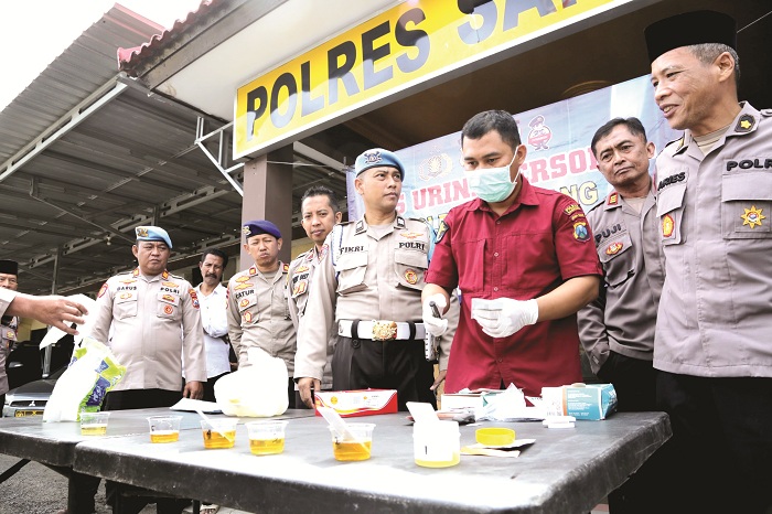 TEGAS: Anggota Polres Sampang mengikuti tes urine di halaman mapolres Rabu (25/2). (HUMAS POLRES UNTUK JPRM)