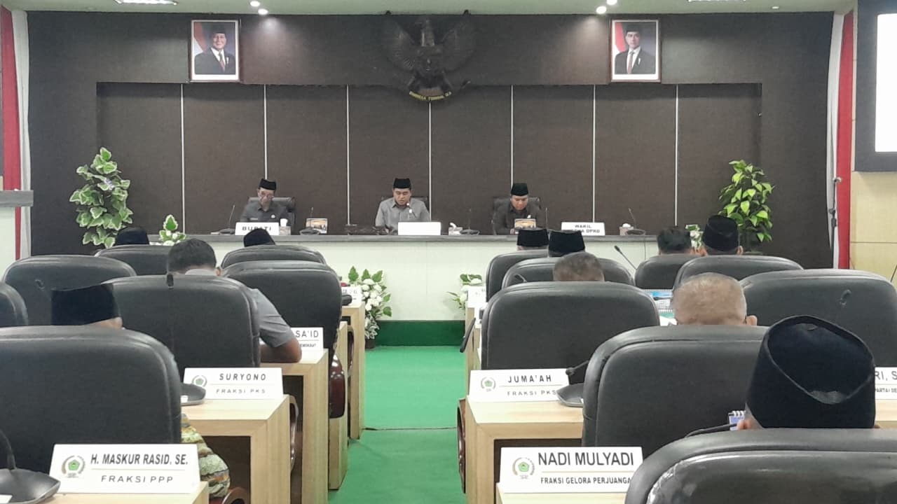TEGAS: Ketua DPRD Pamekasan Ali Masykur (tengah) memimpin rapat paripurna jawaban bupati terhadap pemandangan umum fraksi-fraksi DPRD Pamekasan mengenai empat raperda usulan eksekutif, Rabu (25/2).