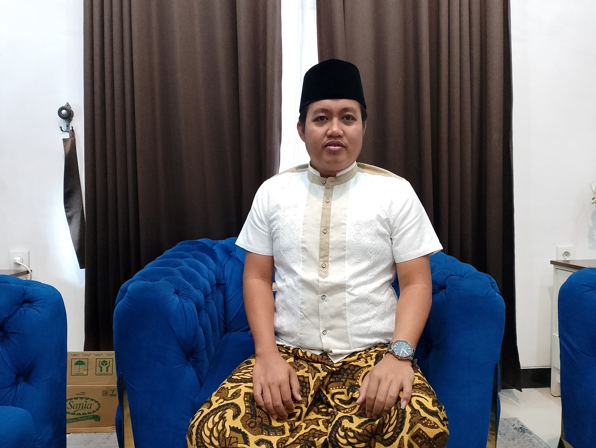 MELAYANI: Rudi Kurniawan saat ditemui di rumahnya, Rabu (25/2).