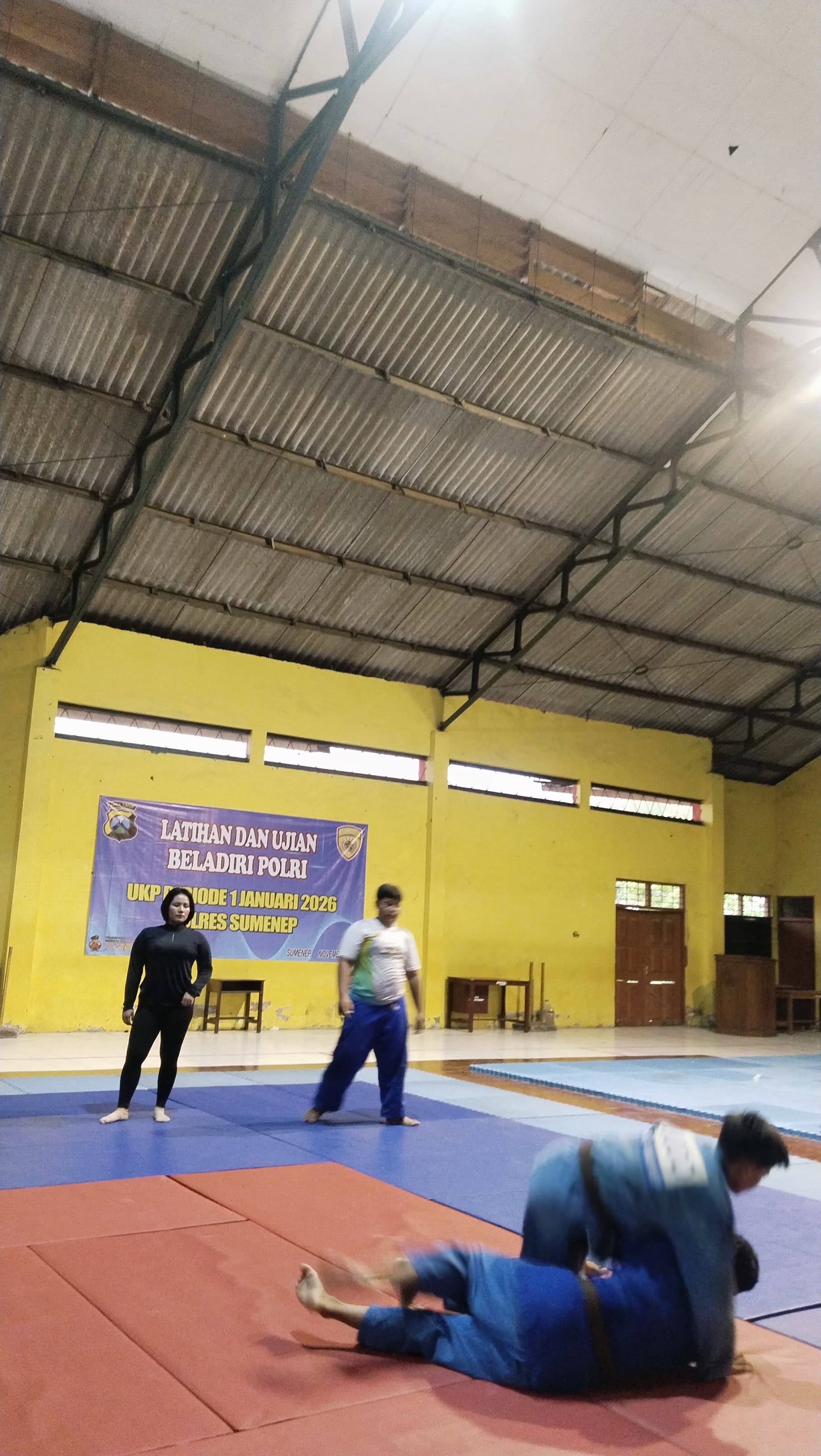 FOKUS: Atlet Judo Sumenep melakukan latihan di lapangan Desa Pabian, Kecamatan Kota Sumenep, Minggu (4/1).