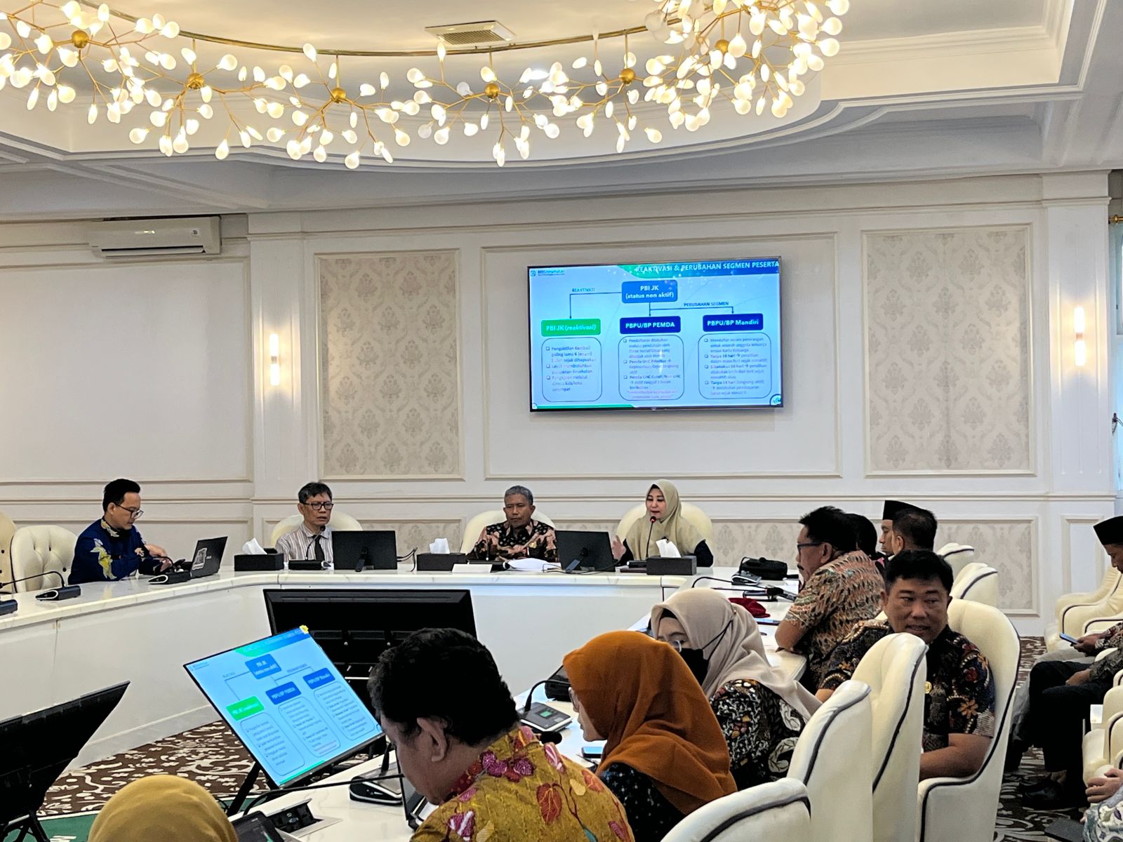 BERINTEGRITAS: Kepala BPJS Kesehatan Cabang Pamekasan, Galih Anjung Sari, menyampaikan PIL status kepesertaan, Kamis (26/2).