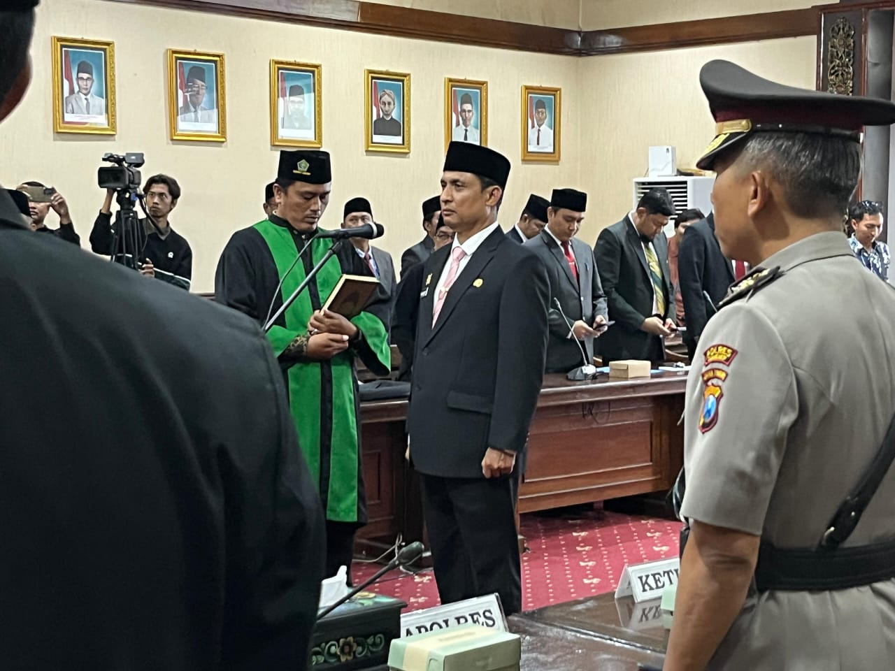 FOKUS: Agus Dwi Saputra menjalani prosesi pelantikan dan pengambilan sumpah sebagai Sekretaris Kabupaten (Sekkab) Sumenep di Ruang Rapat Arya Wiraraja pemkab, Kamis (26/2).