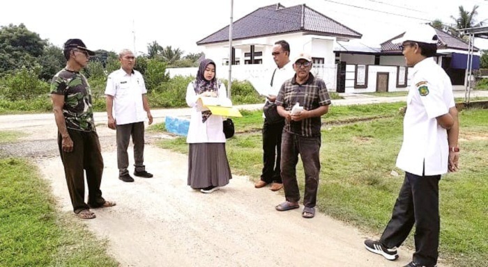 TURUN LANGSUNG: Tim monitoring Disperkimhub Sumenep bersama warga saat mengecek fasum yang ada di Perumahan Bima Regency di Desa Marengan Daya, Kecamatan Kota, Rabu (25/2). (DIDIK UNTUK JPRM)