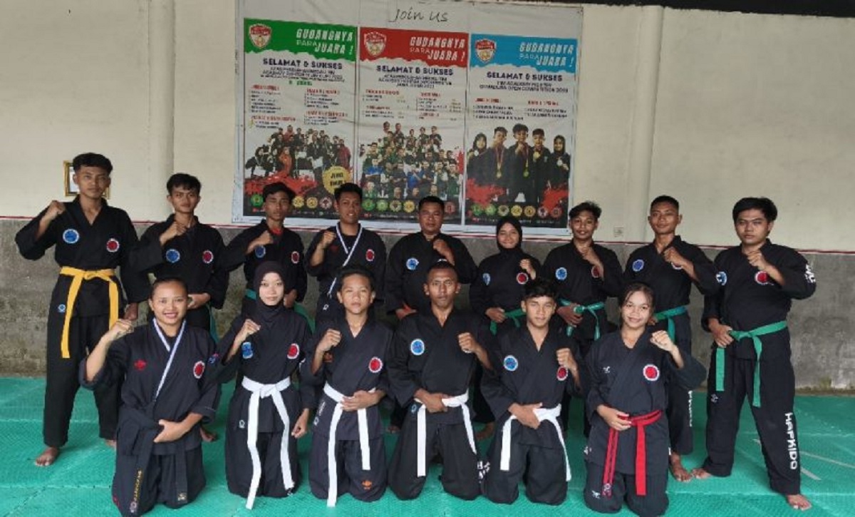 KOMPAK: Atlet dan pelatih Hapkido Pamekasan berfoto bersama usai mengikuti UKT, Minggu (15/2).