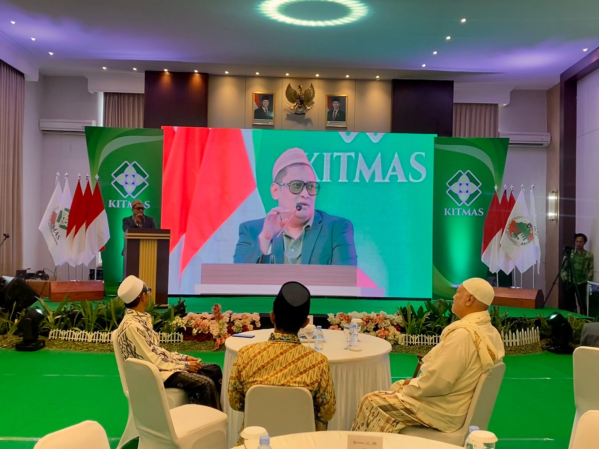 KUATKAN KOMITMEN: Ketua P4TM Khairul Umam menyampaikan sambutan saat pelantikan Pengurus Kitmas di Gudang PT Bawang Mas Group, Sabtu (21/2).