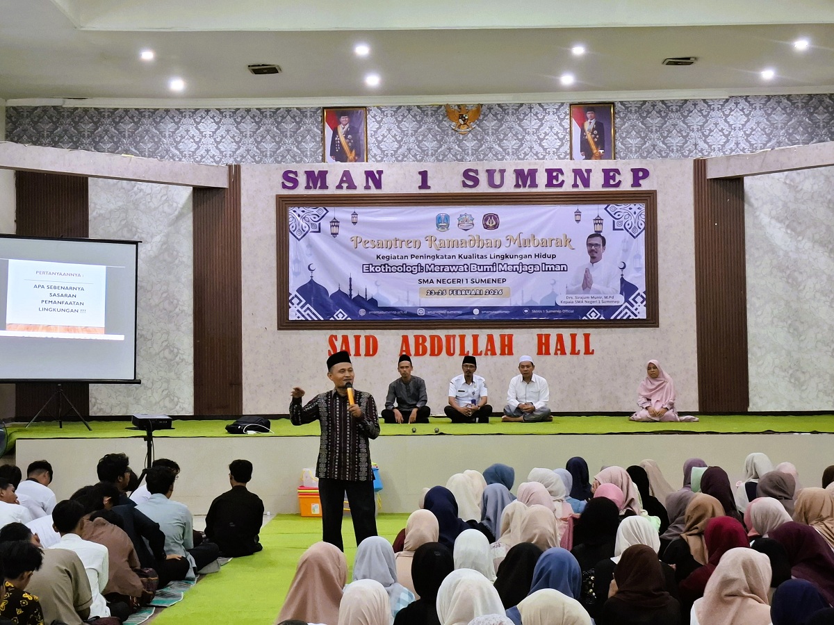 FOKUS: Kepala SMAN 1 Sumenep Sirajum Munir (songkok hitam) memantau kegiatan Pesantren Ramadan Mubarak di aula sekolahnya, Rabu (25/2).