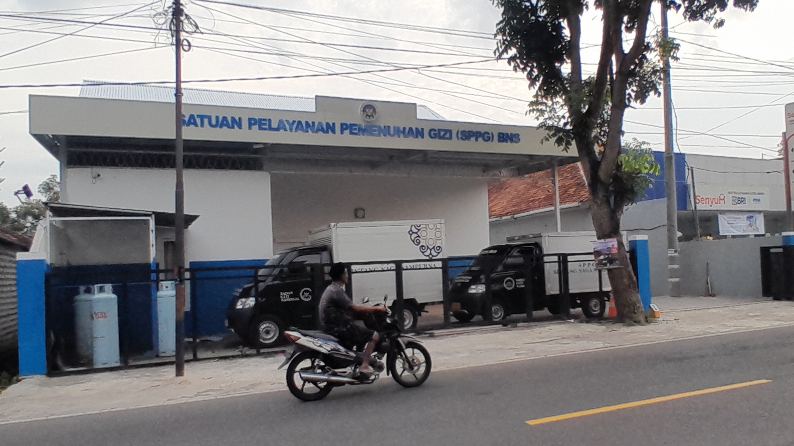 TAK PATUH ATURAN: Mobil boks pengantar MBG terparkir di SPPG Bintang Naga Sampurna (BNS) Desa Ponteh, Kecamatan Galis, Pamekasan, Rabu (25/2).