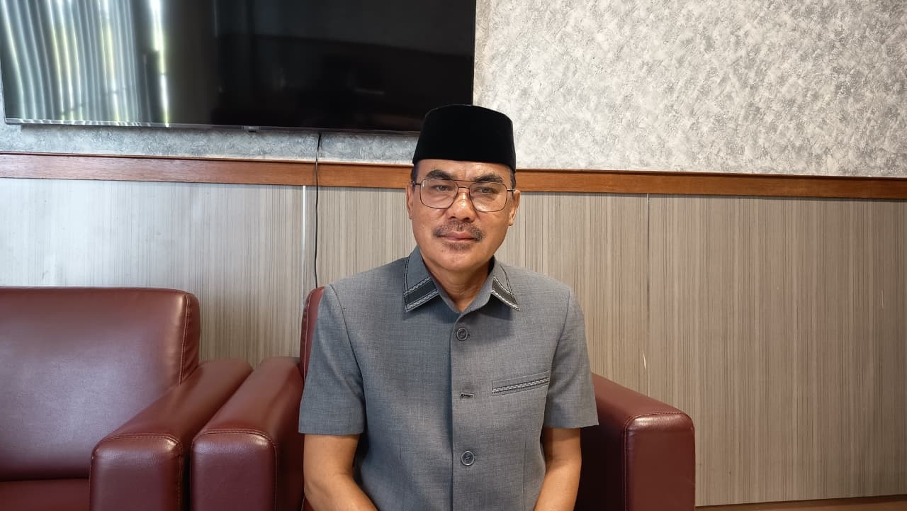 RAMAH: Wakil ketua DPRD Bangkalan Fatkurrahman saat ditemui di ruang kerjanya Senin (23/2).