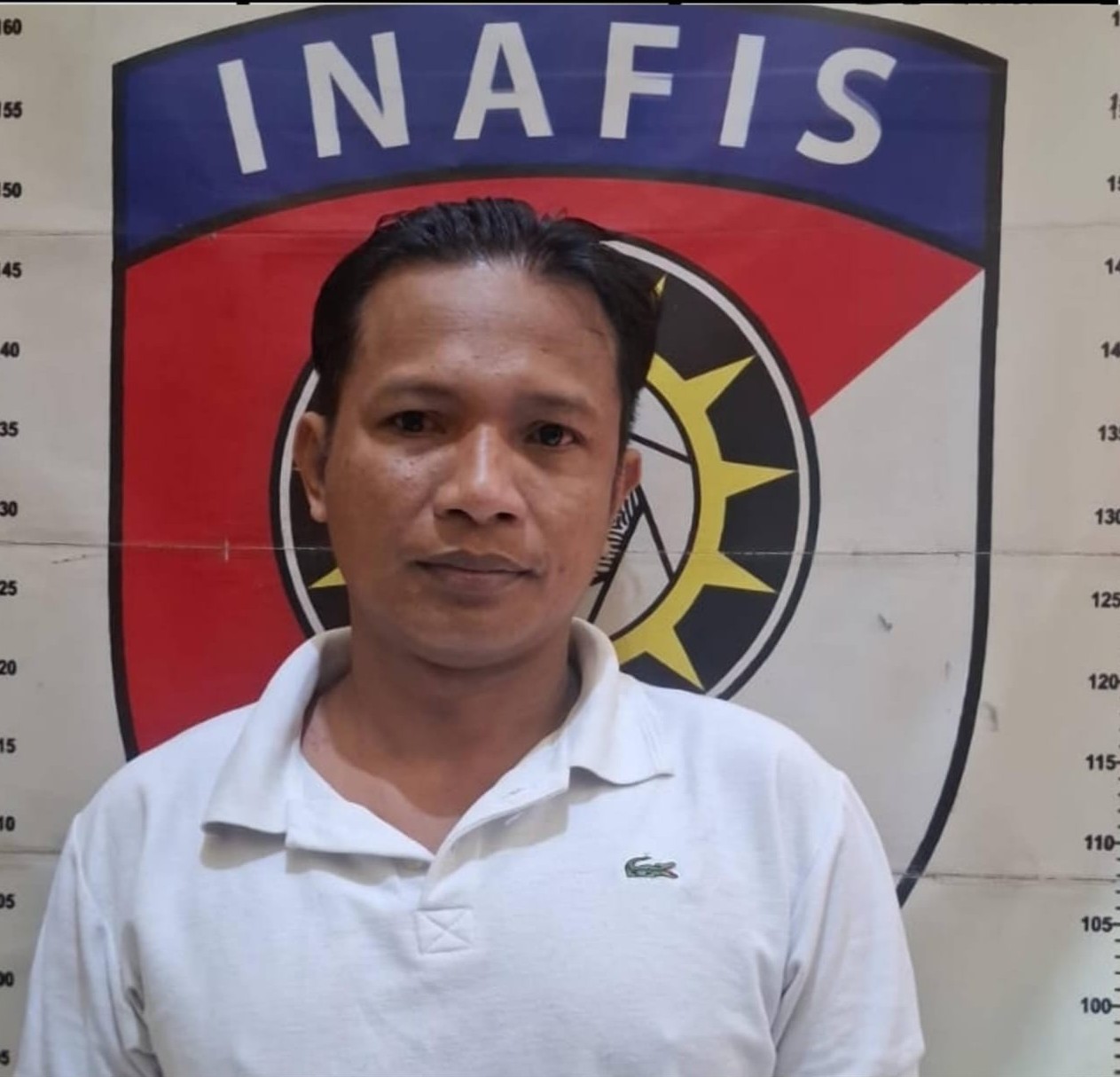 PASRAH: Terdakwa Buntesh saat diamankan di Polres Sampang beberapa waktu lalu.